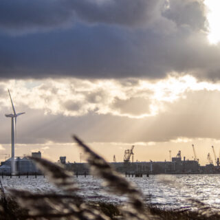 Windkraftanlage im Stadthafen Rostock