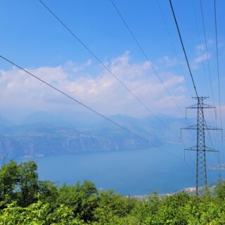 Hochspannungsleitung in den Bergen
