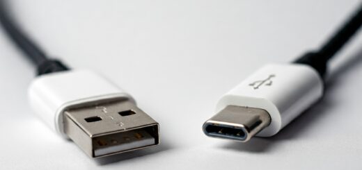 Minimalistische Illustration der USB-Technologieentwicklung mit vereinfachten Darstellungen von USB-Steckern und Kabeln der Generationen von USB 1.0 bis USB4, chronologisch angeordnet.