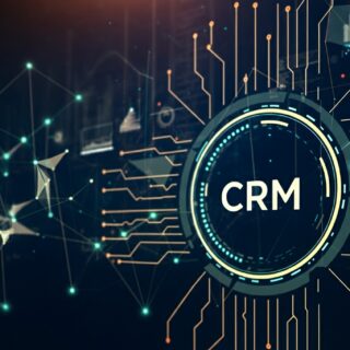 Bild mit dem Schriftzug CRM mit Linien, die zu einem Netzwerk zusammenkommen.