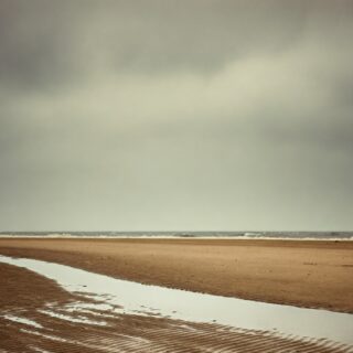 ein bild vom Strand, trübe, windstill, keine sonne, trüber herbsttag