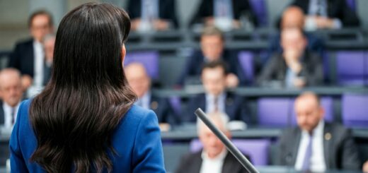 Eine Rednerin steht am Pult im Deutschen Bundestag und hält eine Rede vor den versammelten Abgeordneten.