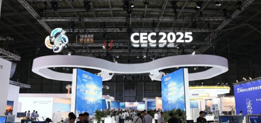 Blick auf den großen, leuchtenden Schriftzug 'CEC 2025' in einer Messehalle voller Besucher.