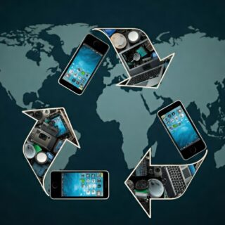 Recycling-Symbol aus Elektronikgeräten vor einer Weltkarte, symbolisiert die globale Kreislaufwirtschaft.