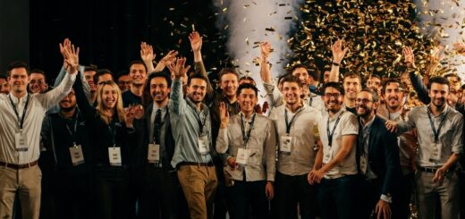 Eine Gruppe von Menschen feiert den erfolgreichen Start eines Startups mit Konfettiregen.