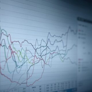 Ein Diagramm mit dem Titel "Inflation", das den Einfluss von Inflationsentwicklungen auf den Aktienmarkt veranschaulicht und Strategien zur Absicherung von Anlagen während der Inflation zeigt. Das Bild enthält keine menschlichen Figuren.