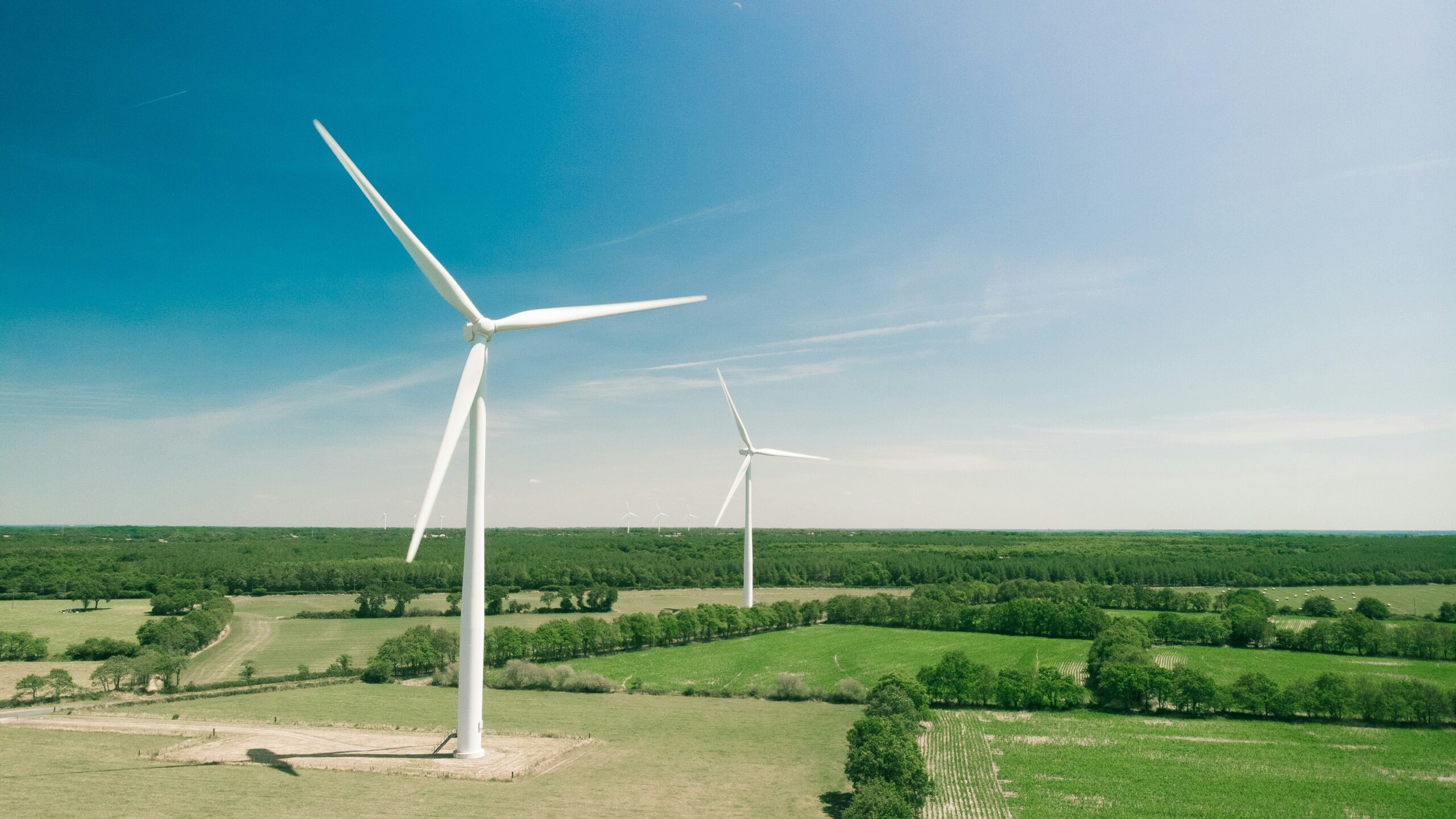 Windkraftanlage bei Tageslicht – Symbol für erneuerbare Energien
