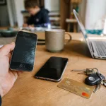 Das Handy läuft noch – aber darf es noch an Banking, Mail und WhatsApp?