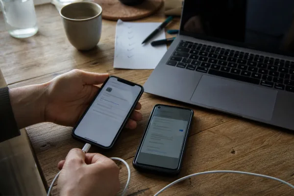 iOS 26.5 schließt 50+ Lücken: Android-Patches gleich mitprüfen