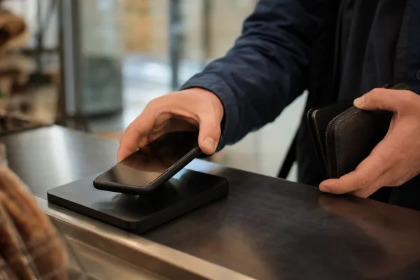 Mobile Payment wächst: Warum Karte und Bargeld trotzdem bleiben