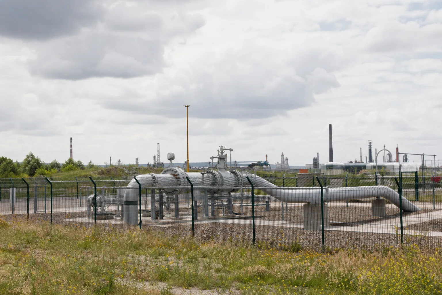 Gas-Infrastruktur mit Rohren und Speichertechnik als Symbol für Deutschlands Winterpuffer.