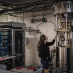 Quantencomputer stoßen auch an Kabel- und Wärmegrenzen – was HRLs neue Silizium-QPU verändert