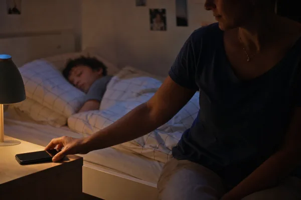 Wenn das Handy nachts weiterpingt: Was New Yorks neue Feed-Regeln Familien zeigen