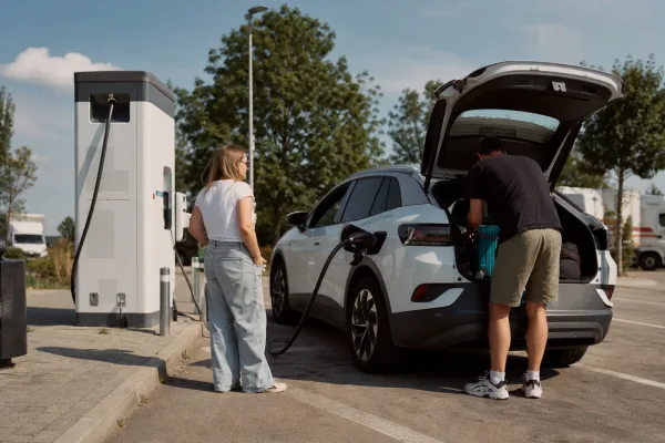 E-Auto im Urlaub: ADAC-Umfrage zeigt Lade-Frust statt Reichweitenangst