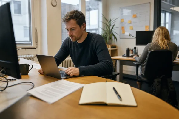 Schatten-KI im Büro: Fast jeder zweite nutzt eigene Tools – welche Regeln jetzt helfen