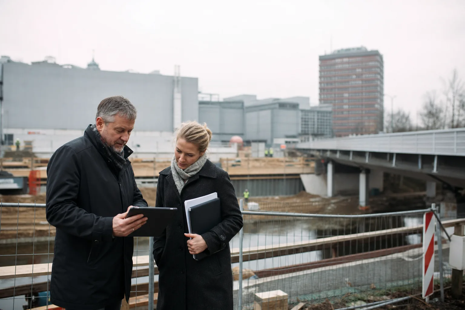 Menschen prüfen an einer Brückenbaustelle in Nordrhein-Westfalen Infrastruktur- und Standortunterlagen