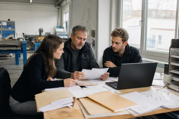 KfW und Bitkom: 20 Prozent Mittelstand nutzen KI – warum Projekte im Alltag scheitern