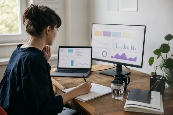 Google bringt KI-Berichte in Ads und Analytics – was Kampagnen jetzt leichter macht