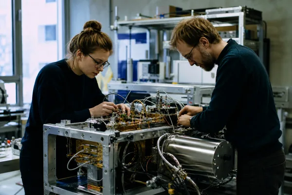 Vom Labor zur Fertigung: Was Quanta und Quantinuum jetzt für Quantencomputer planen