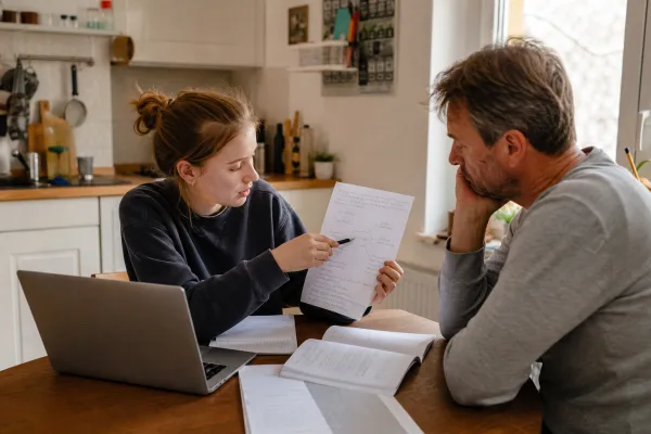 Wenn die Schule KI kontrolliert: Was Dänemarks neue Prüfungsregeln Familien über faires Lernen zeigen