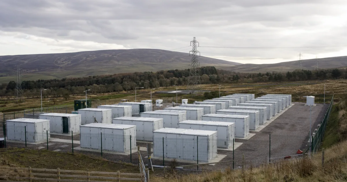 Wenn der Großspeicher ans Netz geht: Was Schottlands 500-MW-Batterie über Stromkosten und Versorgung verrät