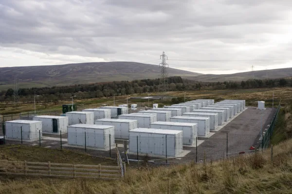 Wenn der Großspeicher ans Netz geht: Was Schottlands 500-MW-Batterie über Stromkosten und Versorgung verrät