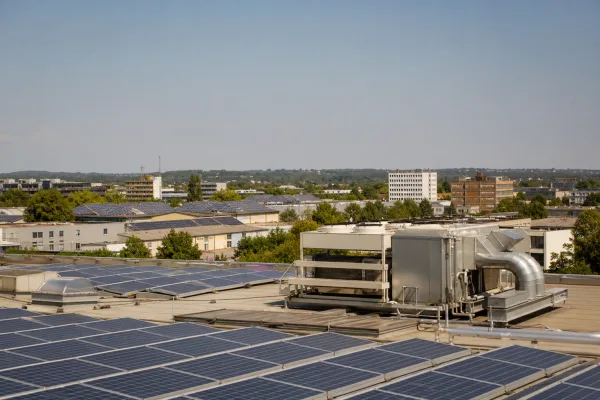 Hitzewellen treiben Europas Strombedarf: Ember zeigt, warum Solar am Tag hilft und abends Flexibilität braucht