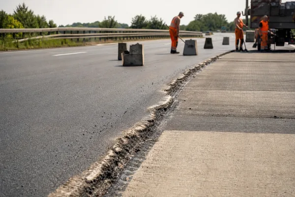Hitze auf Straße und Schiene: Was Verkehr resilienter machen muss