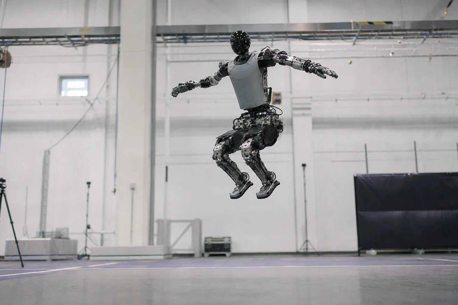 Unmarkierter humanoider Roboterprototyp in einer Robotik-Testhalle während eines kontrollierten Sprungs