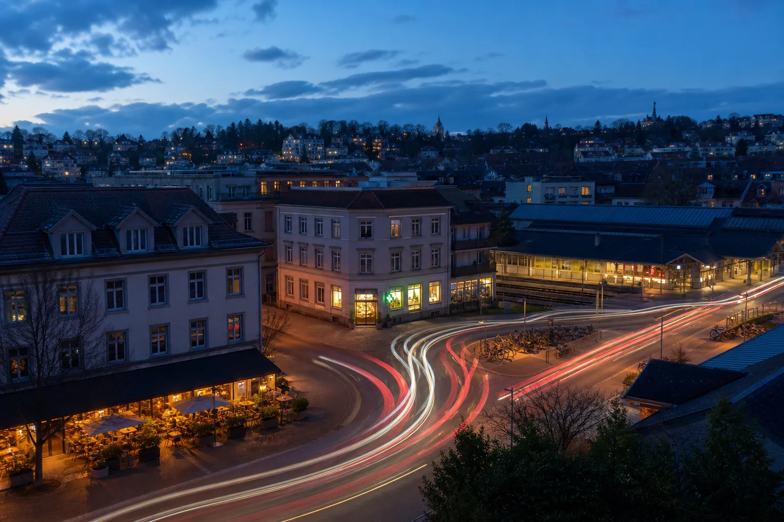 Unmarkiertes Stadtviertel mit Café, Apotheke und Bahnhof, überlagert von abstrakten aggregierten Bewegungsrhythmen ohne erkennbare Personen