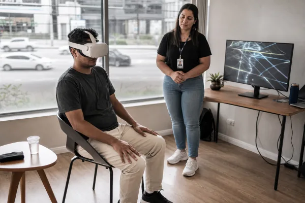 Mit dem Zug zur Arbeit: Was ein VR-Training für mehr Selbstständigkeit leisten kann