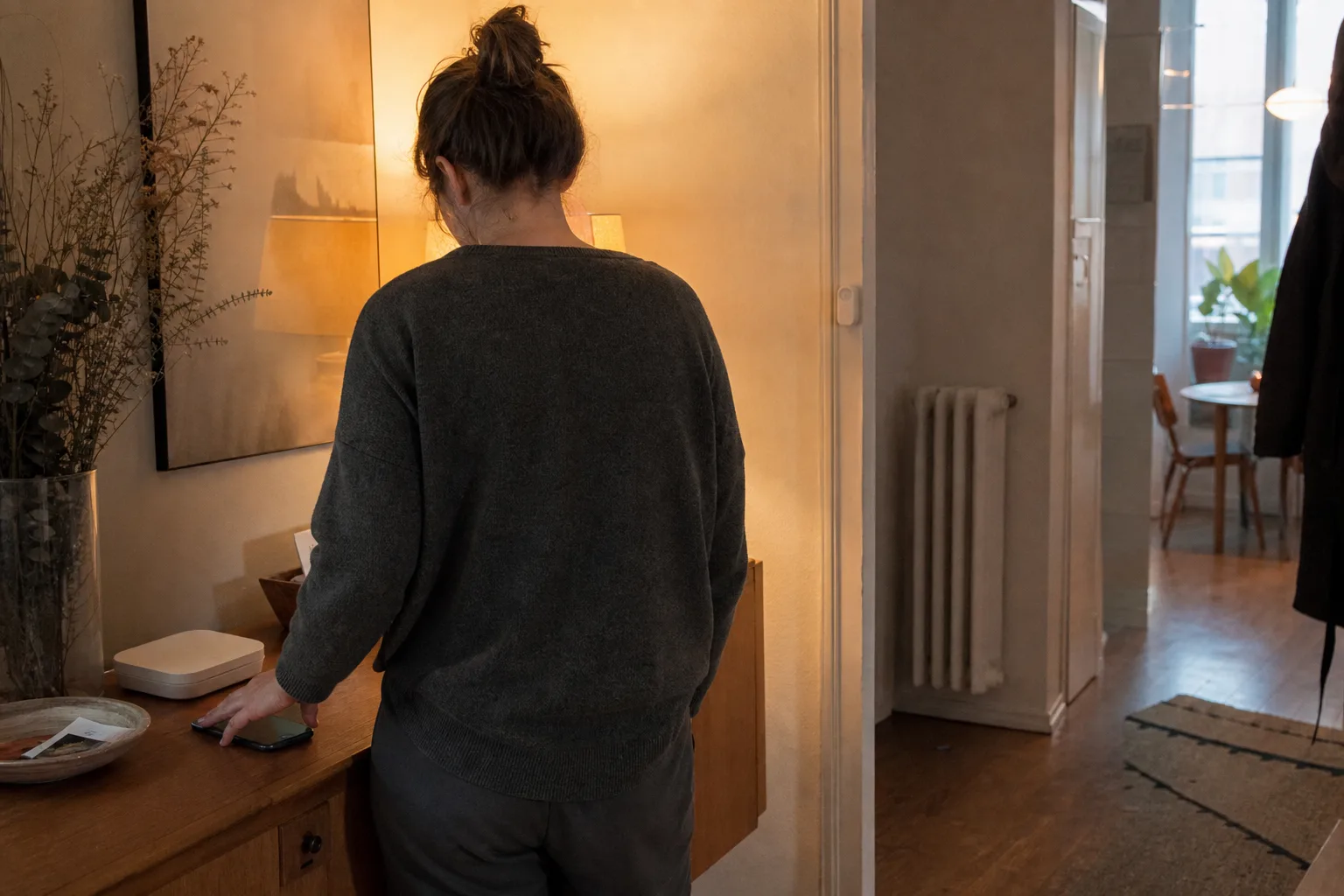 Wohnszene mit Lampe, Heizung, Türsensor und einem unbeschrifteten Router als Sinnbild für mehrere Smart-Home-Anlaufstellen.
