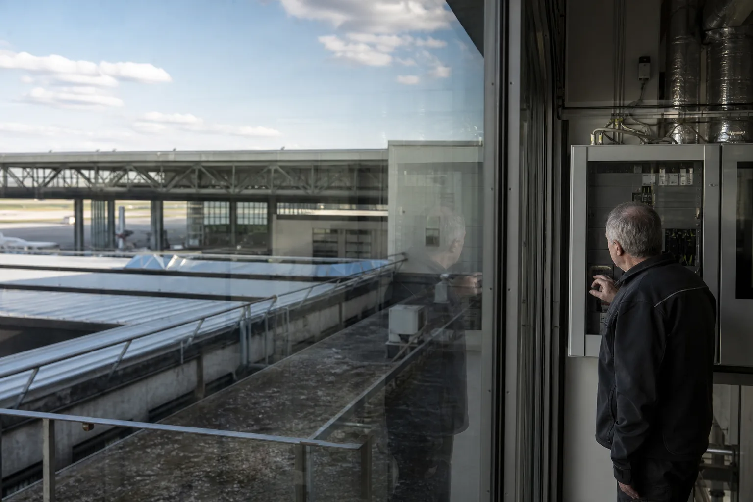 Anonymer älterer Stahlbau auf dem Berlin-TXL-Gelände mit neutraler Prüfung von Gebäudetechnik