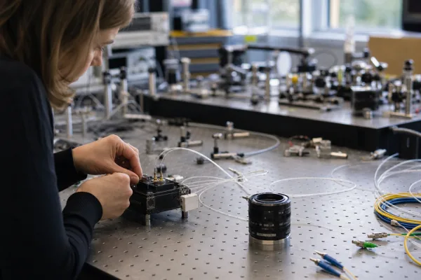 Europa fördert Quantenlicht aus Dänemark: Was Sparrow Quantum jetzt beweisen muss