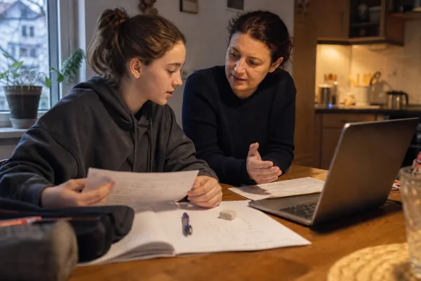 Wenn KI bei Hausaufgaben hilft: Was Jugendliche für faire Schulregeln vorschlagen
