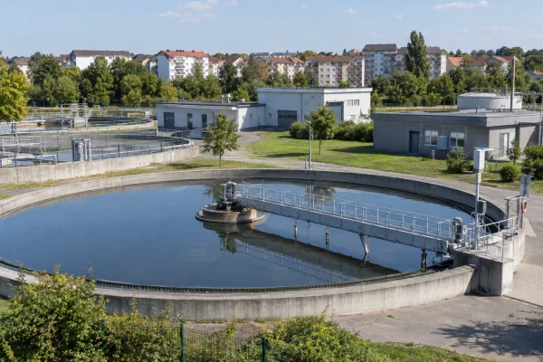 Abwasserwärme: Warum ein großes Klärwerk allein nicht reicht