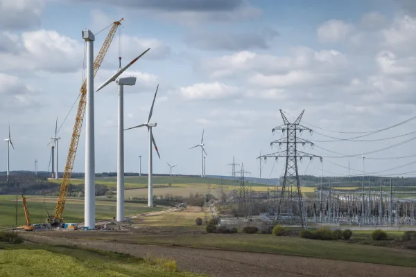 Europas Windkraft-Ausbau legt zu, doch für nutzbaren Strom zählen Netze und Flexibilität