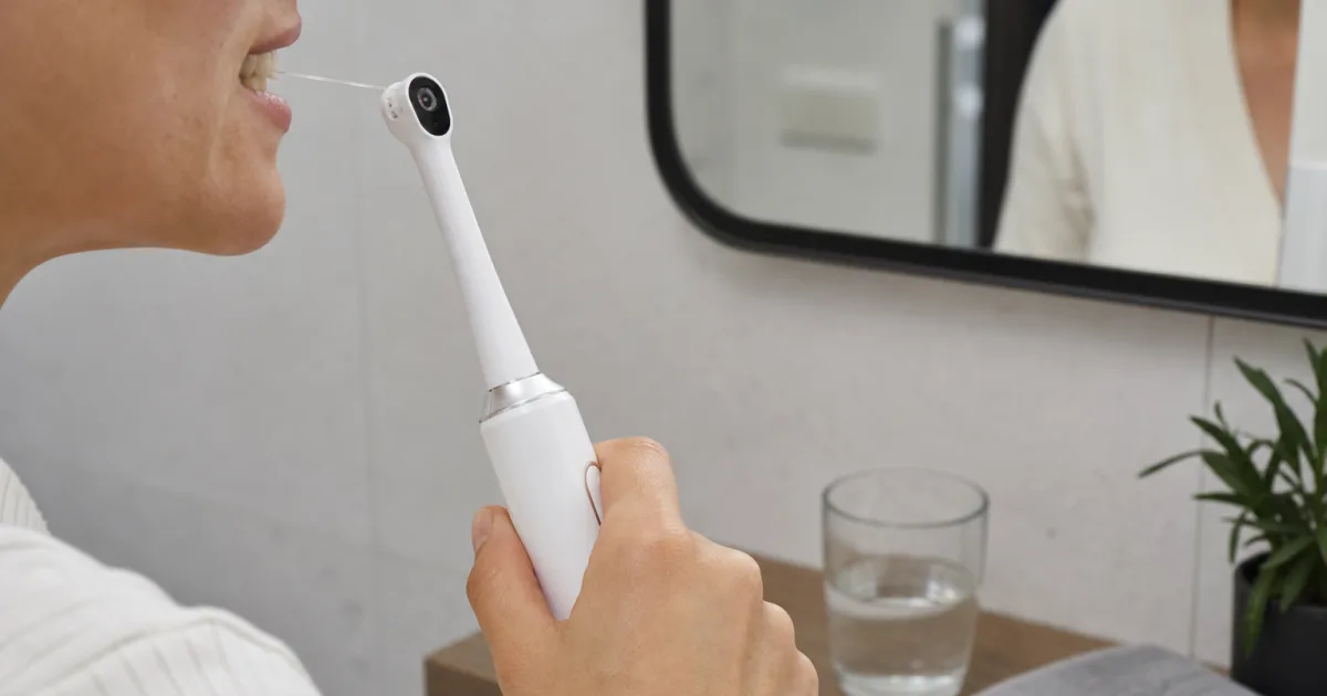 Beim Zähneputzen will Dyson Zahnzwischenräume gezielt spülen, doch der Gesundheitsnutzen bleibt offen