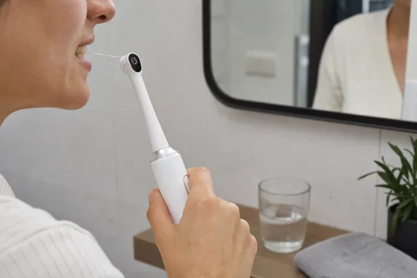 Beim Zähneputzen will Dyson Zahnzwischenräume gezielt spülen, doch der Gesundheitsnutzen bleibt offen