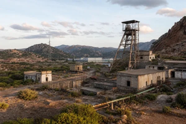 Kohlemine trifft KI-Stromhunger: Sardiniens Speicherprojekt wartet auf das Netz