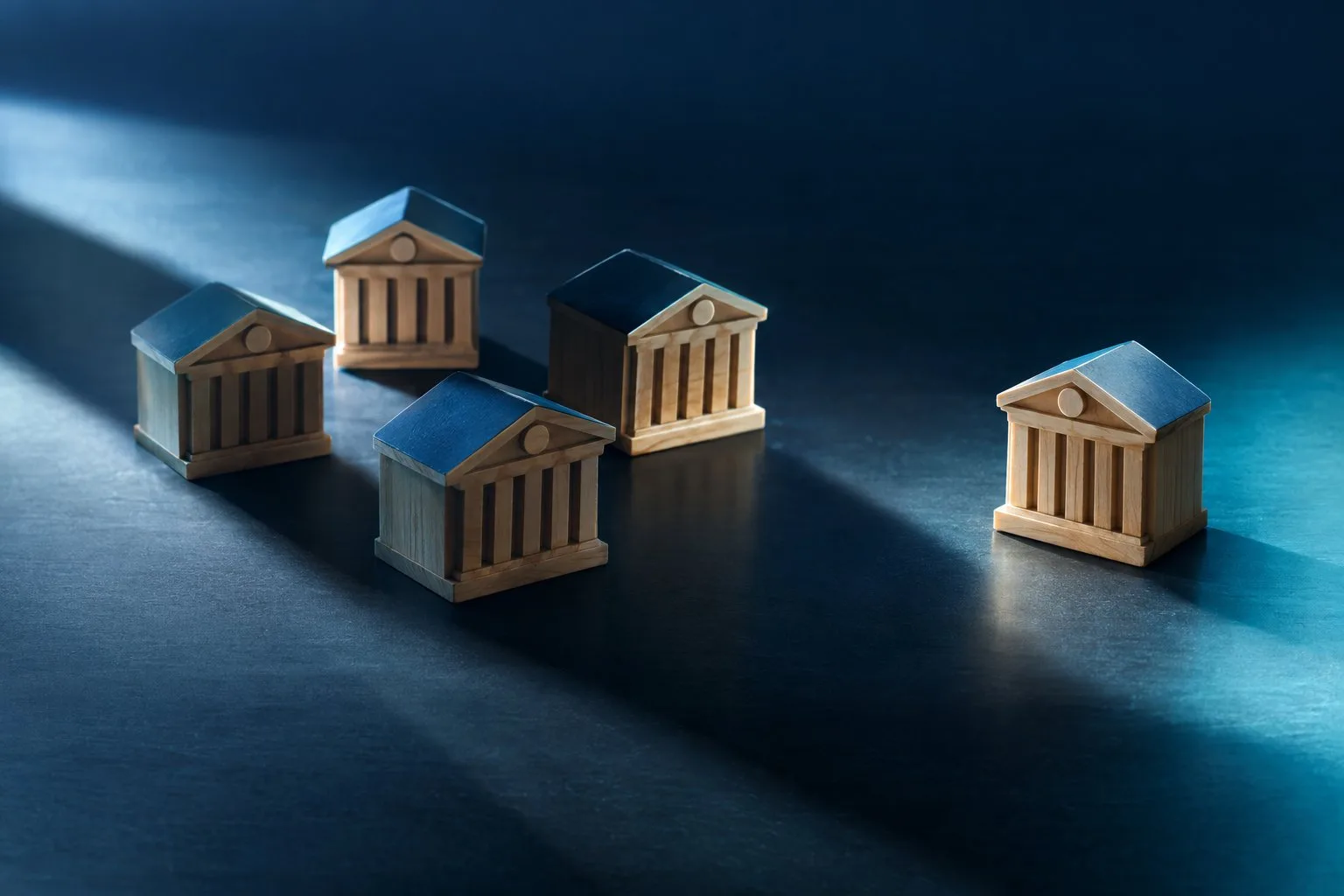 Vier symbolische Bankmodelle, eines steht abseits der Gruppe