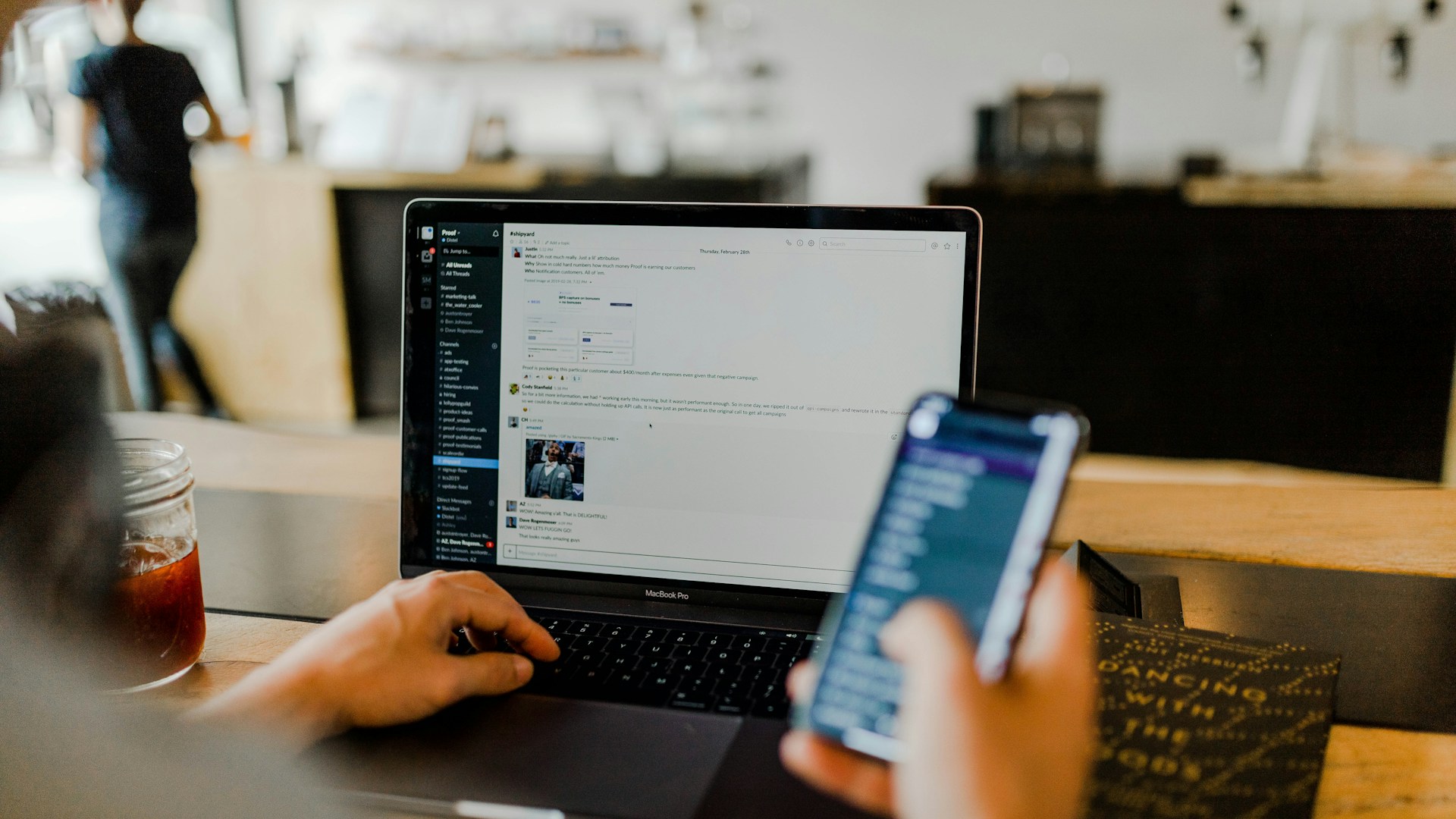 Abstrakte Cybersecurity-Darstellung: vernetzte Systeme und Meldeketten ohne Markenlogos – Symbolbild zur CRA-Meldepflicht ab 11. September 2026