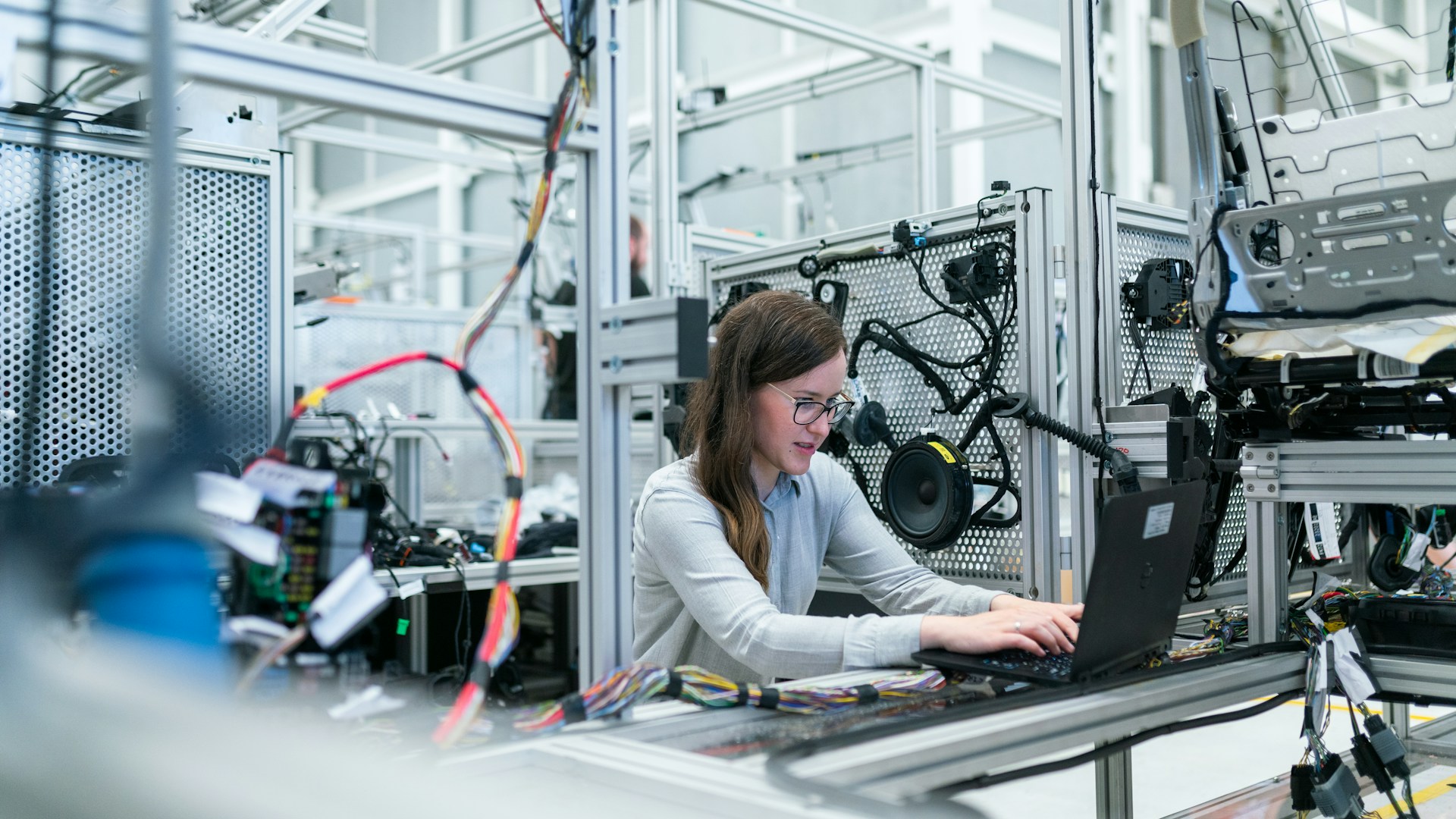 Industrieanlage mit Sensorik und Datenfluss – Symbolbild zur Access-by-Design-Pflicht des Data Act ab 12. September 2026