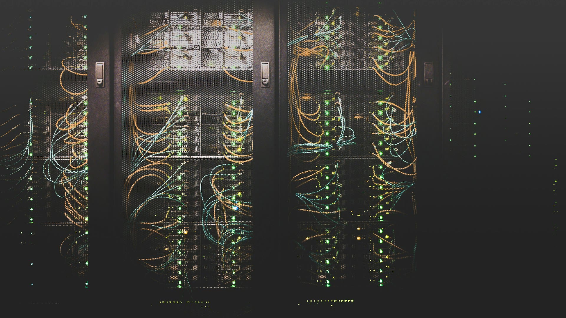 Dunkles Rechenzentrum mit leuchtenden Server-Racks und bunten Kabeln, Symbol für KI-Infrastruktur und Aufsicht