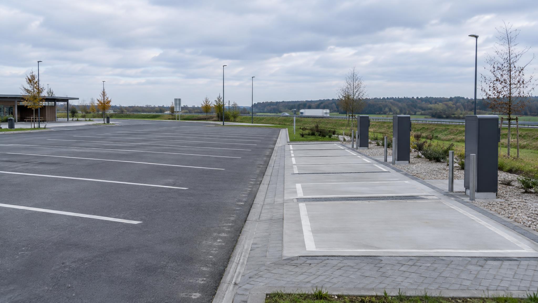 Autobahn-Rastanlage mit Lkw-Parkflächen, Symbol für künftiges Lkw-Schnellladen