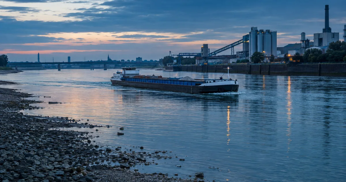 Weniger Wasser, weniger Fracht: Warum der Rhein die Industrie bremst