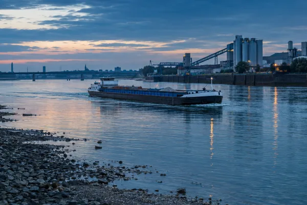 Weniger Wasser, weniger Fracht: Warum der Rhein die Industrie bremst