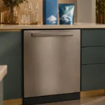 Geschlossene Spülmaschine mit Salz und Tabs auf der Arbeitsplatte.