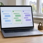 Laptop auf einem Holzschreibtisch mit drei abstrakten Chatfenstern nebeneinander und einem Vorhängeschloss im hellen Homeoffice